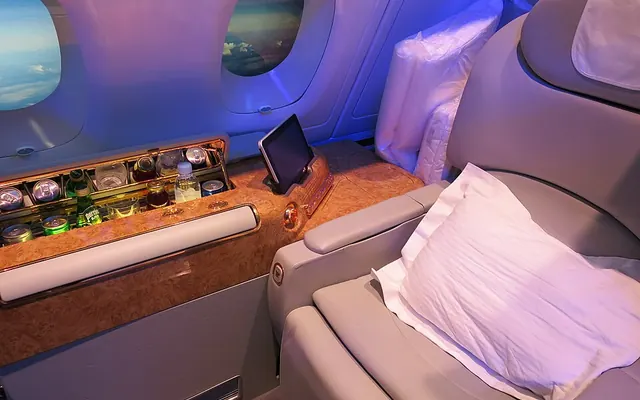 Una suite de primera clase de Emirates en el Airbus A380 con asiento y minibar