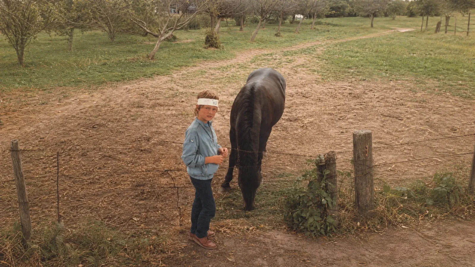 Sebastian Sauerborn enfant avec un cheval à la ferme, en Forêt-Noire